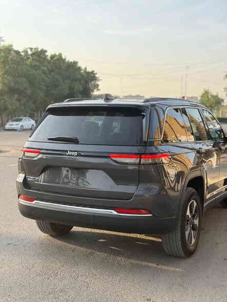 ‏  كلين تااااااااااايتل Jeep Grand cherokee 4xe
الموديل٢٠٢٤ 4x4 هايبرد
ماشية 27000 
الداخل لونين مطعم بصاج
إنارة داخلية LED 
5 راكب 
‎3 انضمة بنزين +هايبرد +كهرباء
#مواصفاتها
.  
.بصمه تشغيل عن بعد
.دمام خلفي
.كشنات جلد
.كشن السايق ميمري
.كشنات كهرباء
.صندوق كهرباء
.حساسات خلفيه 
. قطعتين تبريد 
.اشاير بالمري
.رادار امامي
.رادارات 360
خمسة وضعيات قياده
. بنوراما فتحتين
. كير ماوس
. نظام منحدرات
. هيترات بالكشنات 
.ويل كب كروم
.لايتات لد
.بكلايت لد
.كشافات
.بصمة ابواب
. نضام توقف ذاتي
فول مواصفات 1/1  بعد بيها مواصفات
صور الحادث على الخاص
السعر 34000 وبيها مجال بسيط
للاستفسار اكثر الاتصال على الرقم
***********

