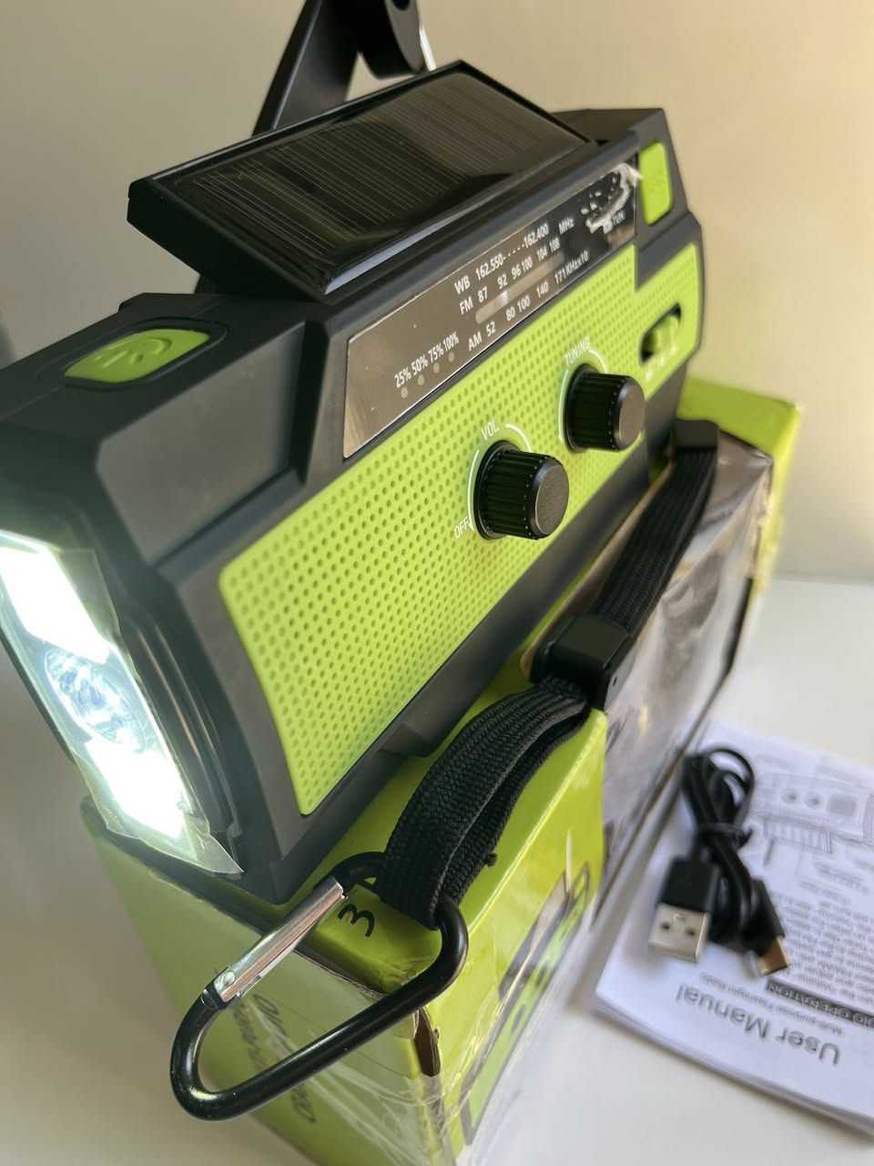 هذا المنتج هو راديو طوارئ يعمل بالطاقة الشمسية وبالمولد اليدوي، ويتميز بالمواصفات التالية: 
مصادر طاقة متعددة: يمكن شحنه عبر الطاقة الشمسية، أو المولد اليدوي (Hand Crank)، أو كابل USB. 
استقبال راديو: يدعم موجات AM و FM، بالإضافة إلى تنبيهات الطقس WB. 
إضاءة مدمجة: يحتوي على كشاف LED قوي للاستخدام في حالات الطوارئ. 
ميزات إضافية: يمكن استخدامه كبنك طاقة (Power Bank) لشحن الهواتف الذكية أو الأجهزة الأخرى
بطارية 🔋 سعة4000


**إذا كنت صاحب هذا الإعلان وتريد حذفه لأي سبب، رجاءا أرسل رسالة إلى الدعم الفني**