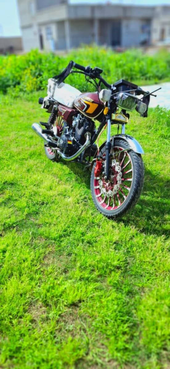 السلام عليكم
سيفان للبيع
موديل 2025
محرك أسود 150cc
كهربائيات شغاله كلها
السعر 750 وبي مجال
المكان الشرقاط الخضرانيه
***********
