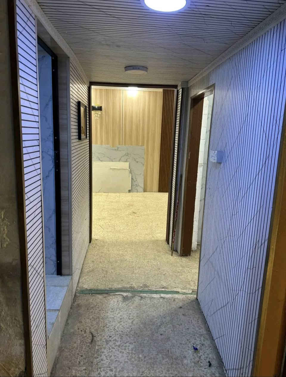 السلام عليكم شقه للبيع سرقفليه ديكور فول موقعهه مميز شارع الكورنيش فوك مجمع الامراء طابق اول تحتوي على غرفتين وصاله ومطبخ وصحيات وسخان السعر ١٦  وكل شهر 135الف للبلديه للاستفسار اكثر ***********
