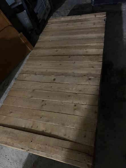 سلام عليكم  عندي غرفه مال نوم عراقيه ميز طباخ ابو عينين معا جرابي ثنين معا زاويه معا ميز جربايه*********** متواجد واتساب مكان الغراض بغداد الغزاليه
