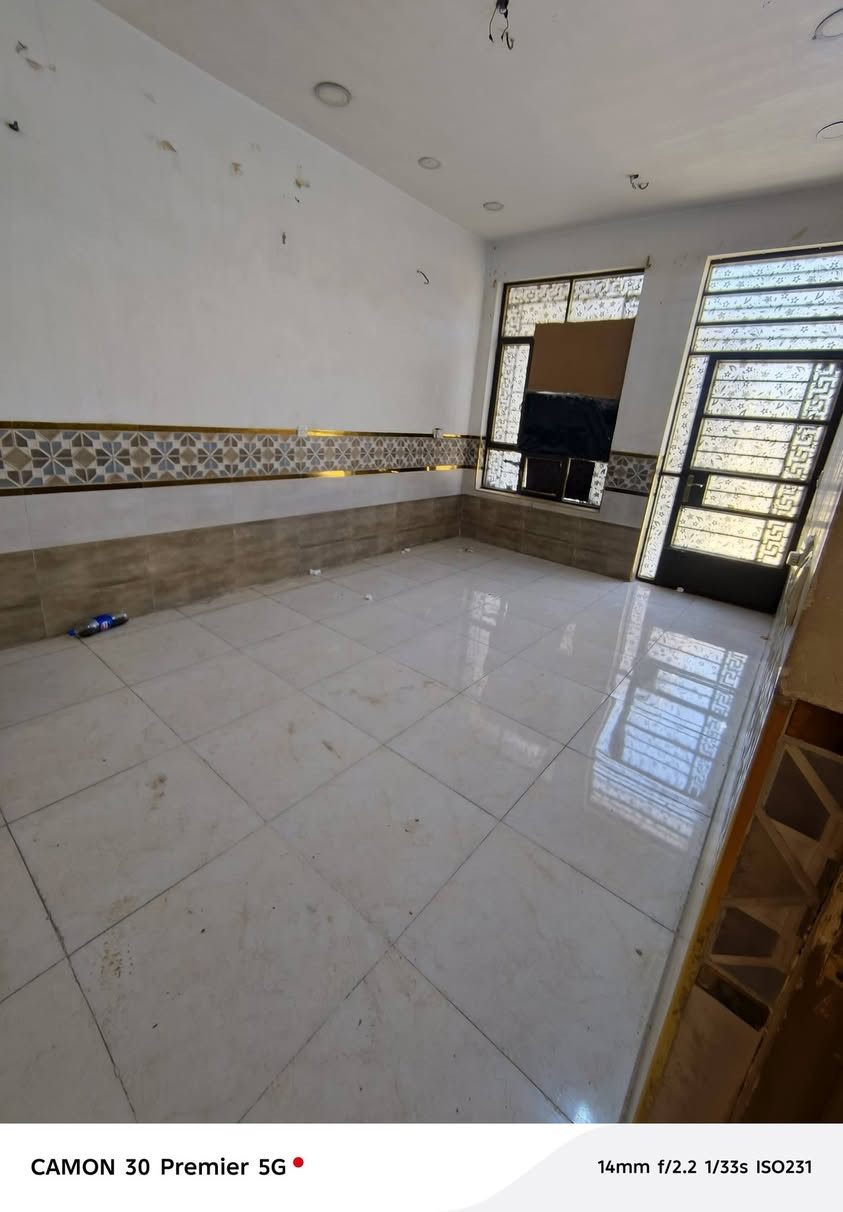 يالله يوجد بيت مساحه 120 متر اللايجار طابقين معزول تمامن لفوك يحتوي ع غرفه وصاله ومطبخ وحولي وخدمات زيرو طابق ارضي يتكون غرفتين وصاله ومطبخ وحولي وخدمات وكراج طابق ارضي ايجاره 450 طابق ثاني ايجاره 350 موقع الدوره الرواد خلف كليه الهادي الاستفسار ***********
