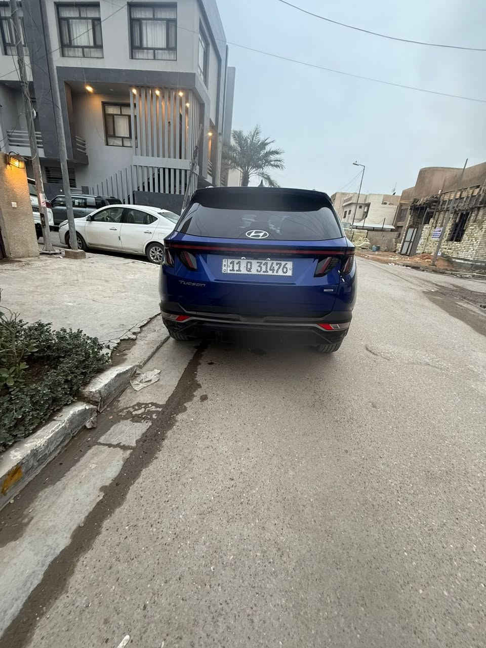 السلام عليكم
توسان 2024 للبيع
العنوان/ زيونة قرب مول ديم ستي
السعر / 20.500$
للاستفسار اكثر/ ***********
المواصفات  (توسان 2024 HTRAC)
• المحرك: 4 سلندر بسعة 2.5 لتر (GDI).مكفول
• القوة الحصانية: 187 حصان.
• ناقل الحركة: أوتوماتيكي من 8 سرعات. مكفول
• نظام الدفع: دفع كلي مستمر ذكي (HTRAC).
• أنظمة القيادة: وضعيات متعددة (Normal, Eco, Sport, Smart) + وضعيات التضاريس (Snow, Mud, Sand).
• الإضاءة: أنظمة LED أمامية وخلفية بالكامل مع إضاءة نهارية مخفية (Parametric).
• العجلات: مقاس 19 بوصة (للفئات العليا).
• السقف: فتحة سقف.
• الشاشات: شاشة لمس مقاس 10.25 بوصة + لوحة عدادات رقمية بالكامل 10.25 بوصة.
• المقاعد: جلد فاخر مع خاصية التبريد والتدفئة للمقاعد الأمامية.
• النظام الصوتي: نظام بـ 8 سماعات.
• الأمان:  الايرباكات سليمة ،رادار تصادم أمامي، تنبيه الخروج عن المسار، ونظام المساعدة في النقاط العمياء.
• الكاميرات: نظام رؤية محيطية 360 درجة.
• التشغيل: نظام التشغيل عن بُعد، الدخول الذكي (بصمة)، وشاحن لاسلكي للجوال.
• الباب الخلفي: شنطة كهربائية ذكية تفتح تلقائياً.
وسلامتكم😍
