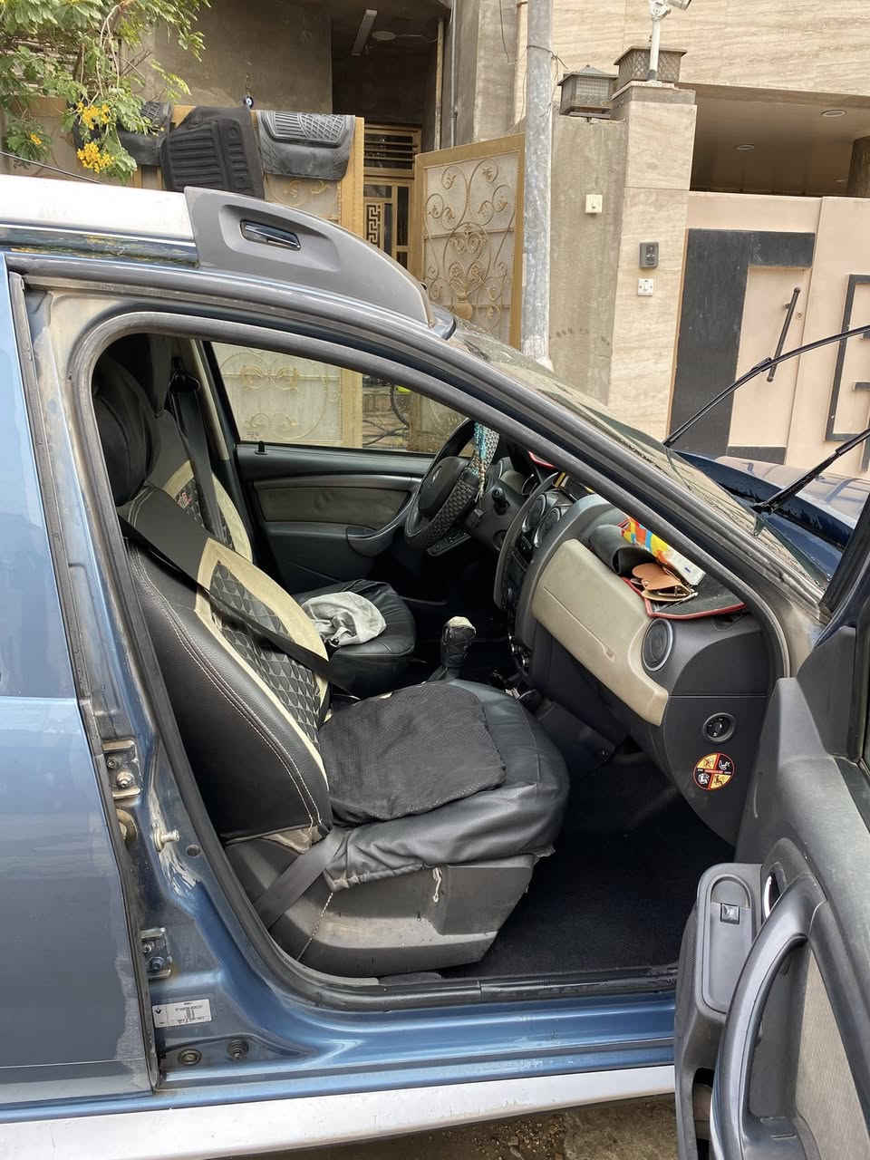 السلام عليكم
من رخصة الادمنية المحترمين. 

رينو داستر موديل ١٨ se اعلى فئة بالداستر الجام أربعة كهرباء المرأة الجانبية كهرباء السيارة مكفولة من الضربة والتصليح ومكفول الكير والمحرك على العلم محركها ٢٠٠٠ وباسمي والسيارة حرة تحكم ستيرن جهتين ومانع انزلاق وabs وبعد اهواي مواصفات معروفة بالداستر السيارة ماشية ١٦٩ الف قابل للزيادة
السعر $95 وبي مجال 

مكان السيارة بغداد المنصور ساحة اللقاء 

للتواصل ***********
