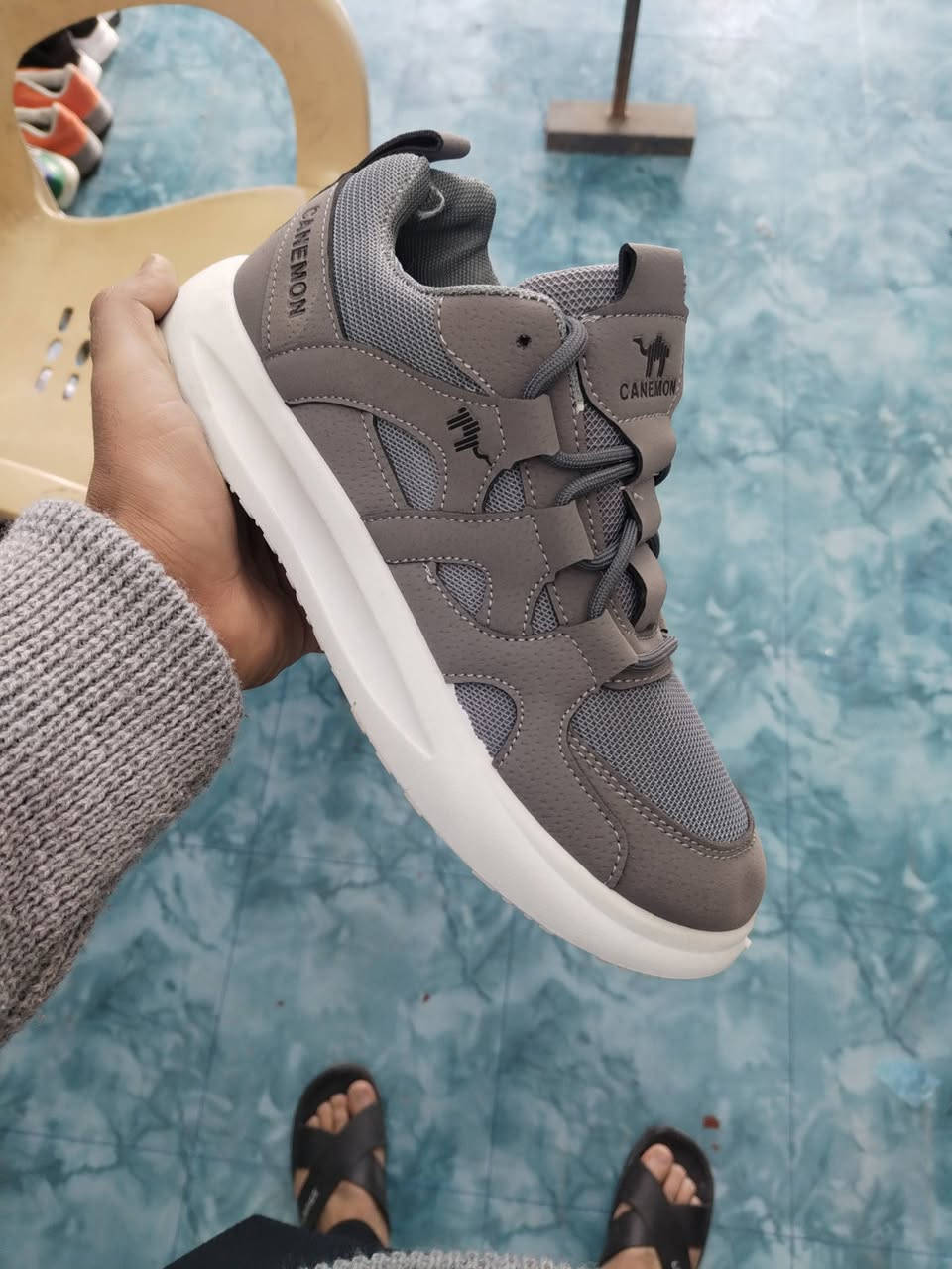 سلام عليكم عدي حذيه شلعه تقريب 43 زوج حذيه كله نضيفه ومابيه مضروب هاي كم قطعه منهن. و بسعر مناسب. ***********
