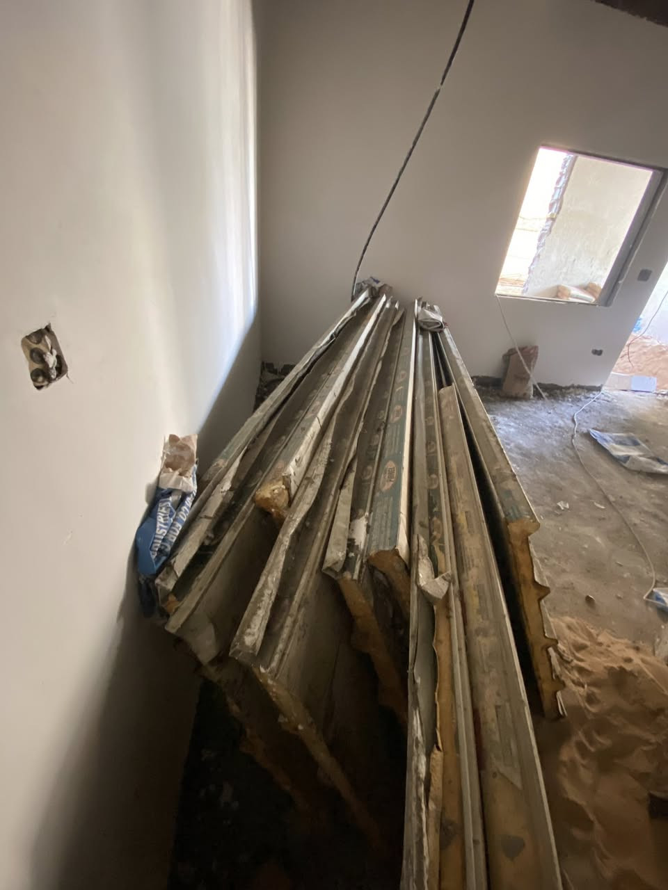 السلام عليكم ساندويج سقف مستخدم للبيع قياسات متفاوته 3 متر و 4 متر اغلبيتهن بيهن ايزوكام 
بصره ابو الخصيب 
***********
