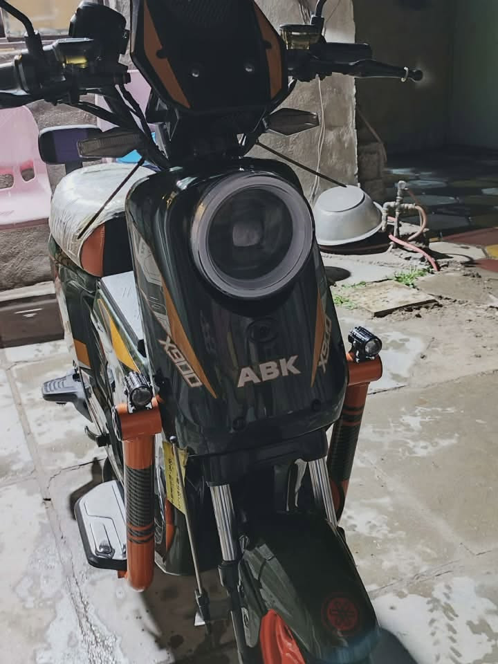السلام عليكم 🛑
🛵دراجه شحن x900 
موديل 2025
💿تايرات جدد جوبلس
الدراجه ام الصندوك الوسطي الجبير وبيها سله جديده اماميه شايلها 
⚡ملف ١٢٠٠ نحاس 
🦾سرعه ٩٩كم.س
🔋٥ بطاريات كبار 
🪉جهاز انذار لمنع السرقات
دبل سويج وتشغيل كارت nfs وتشغيل بصمه عن بعد وتشغيل بصمه بلدراجه ونشرات داير مدايرها ملاعيب العيد ومنضومه زنون عدسه وبيها نظام بك R🛑 وشاشه اعطال 
الدراجه زلغ مابيها واحله من الصوره السعر ٥٥٠ وبيها مجال للطيبين المكان بغداد زعفرانيه 
للاستفسار ***********
