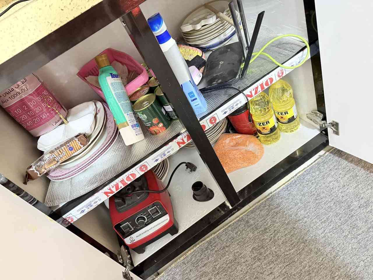 السلام عليكم كاونتر الداخل المنيوم الخارج اج دي اف تركي. حوض ستيل  الملحق مع الارضي ٣ متر والجهه الثانيه مترين ونص  للبيع. مستعجلين. نضافته ٩٠ بالميه  المكان بغداد جميله. للتواصل ***********
