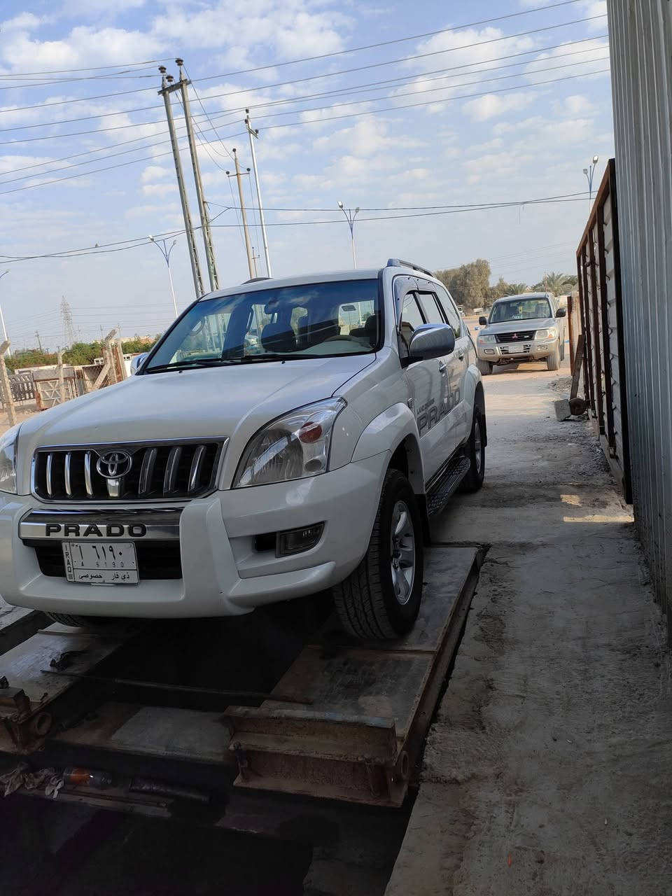 سلام عليكم للبيع برادو2009خليجي سياره مكفوله من الضربه فقط صبغ دعاميات البنيد شويه يحتاج بوليش او صبغ تبريد 3قطع حداديه وتايرات جدد مكينه وكير مكفولات  لايت زنون غرفه تخبل السياره جاهزه فقط بيه خربطه بالطوافه رقم ذي قار تحويل شرط كهربائيات بلاد مملعوب بيهن سياره استخدام شخصي السعر 185وبيه مجال مكاني ناصريه رقمي ***********
