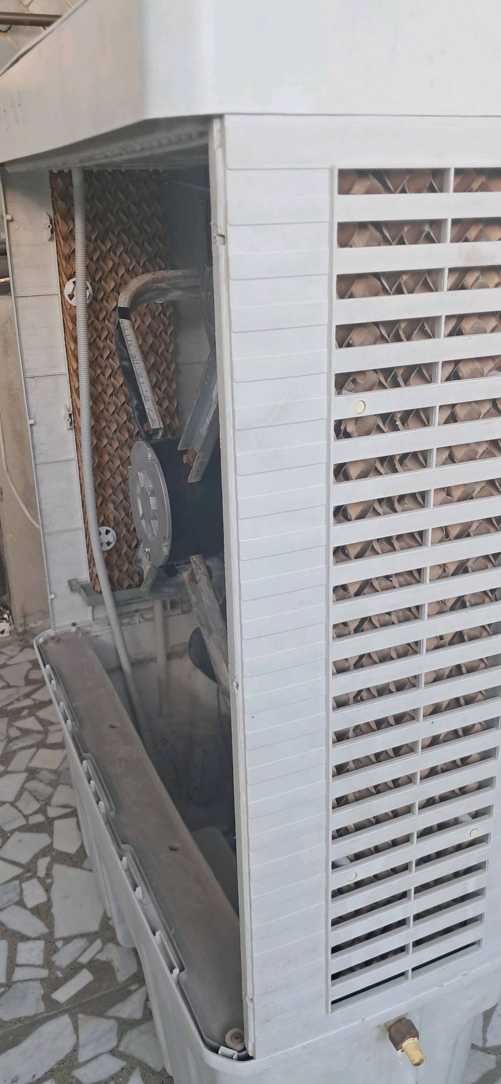 مبردة كونفيرا الحجم الكبير جيدة جدآ كلشي شغال بيها مابيها اي شي متوقف ماعدا  محرك الاتجاه الماطور جديد حلفات جديدة
عنواني بغداد البلديات
