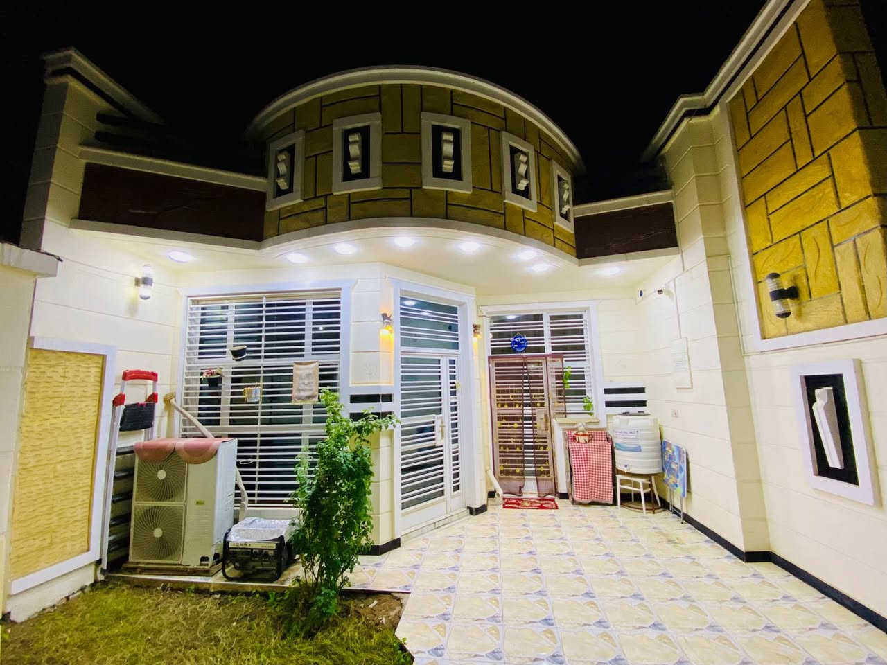 السلام عليكم
دار سكن للبيع طابو زراعي البستان 

شارع ابوكمال #بناء جديد ( ٢٠٢٤ )

#مساحة الدار / ٢٠٠متر الوجه ٦متر و٧٥س

والنزال / ٢٨ متر  خارطة الدار جداً مرتبة 

#طابق واحديتكون من 

1-استقبال
2-مطبخ
3-صاله
4-غرف نوم عدد 2
5-صحيات عدد 2
6_مخازن عدد ٢
للاستفسار اكثر الاتصال على الأرقام التالية 

السعر (115) وبي مجال

📞***********
