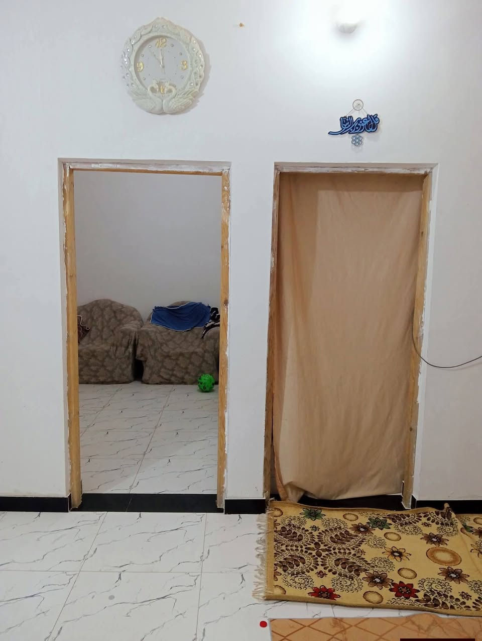 السلام عليكم اخوان بيت للبيع زراعي المساحه 200 البناء بلوك عكاده خدمات كامله عد البوعظم بين الجسرين الاستفسار على الرقم او واتساب ***********
