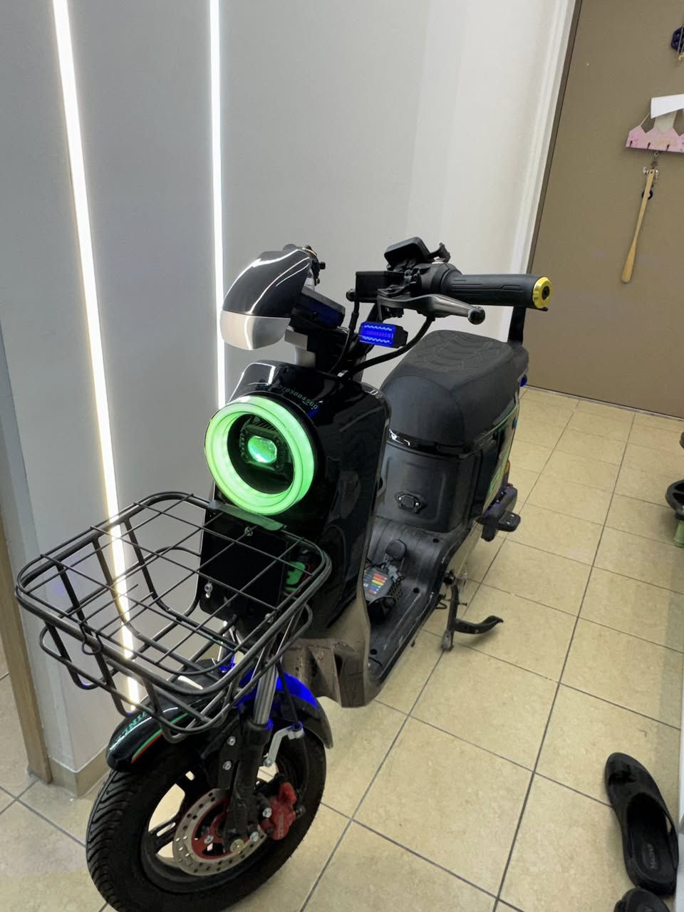 دراجة شحن R9 موديل 2026 للبيع 🔥
📌 جديدة مشتراها بشهر الثاني  
📌 بيها 5 بطاريات + شاحن  
📌 ويجي وياها مري + جميع أغراضها كاملة  
📌 وياها وصل الشراء (فاتورة)  

💥 سبب البيع:  
صار بيها حادث بسيط واريد أبيعها  وجاي انشيل

📄 ملف الدراجة: 1500  

💰 السعر: عالخاص  

📍 الدراجة نظيفة واستخدام خفيف  

للتواصل ***********
