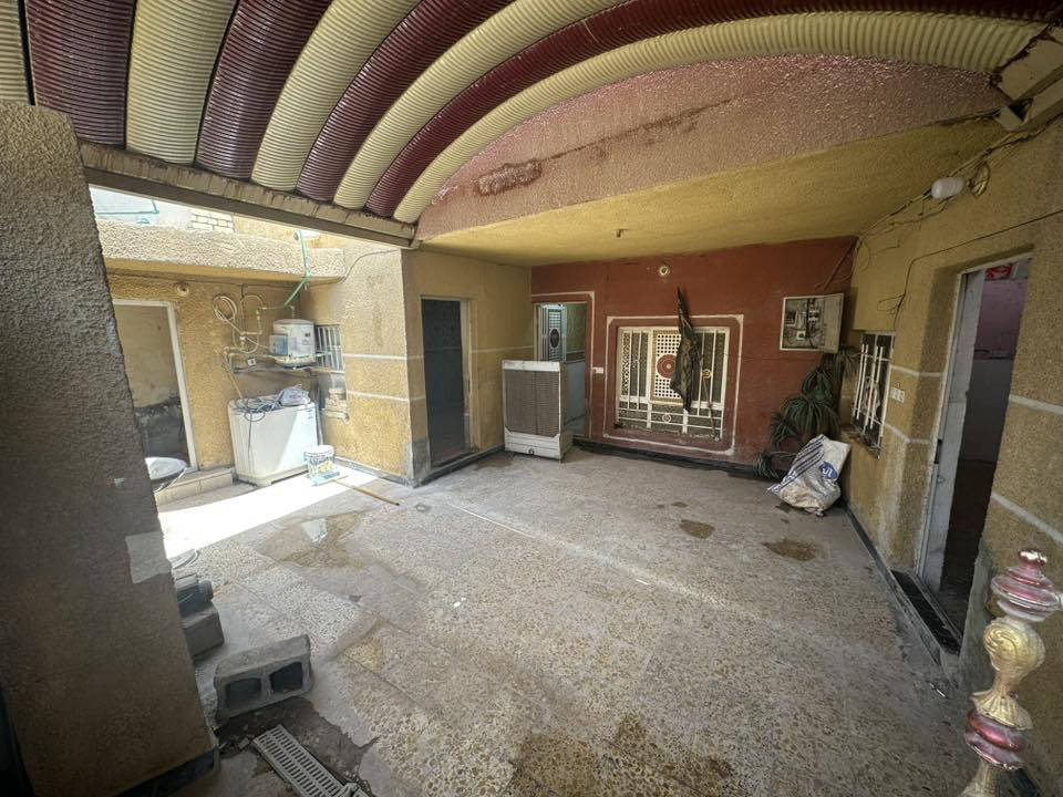 سلام عليكم دار للبيع في حي طارق الوسط اول بيت بشارع مدارس الحشد مساحه 160متر زراعي الدار يحتوي علئ حوش كبير صاله 3غرف نوم ومطبخ صحيات خارجيه وداخليه ومنور 
ملاحضه الدار عكاده السعر 55 وبي مجال 
للاستفسار ***********
