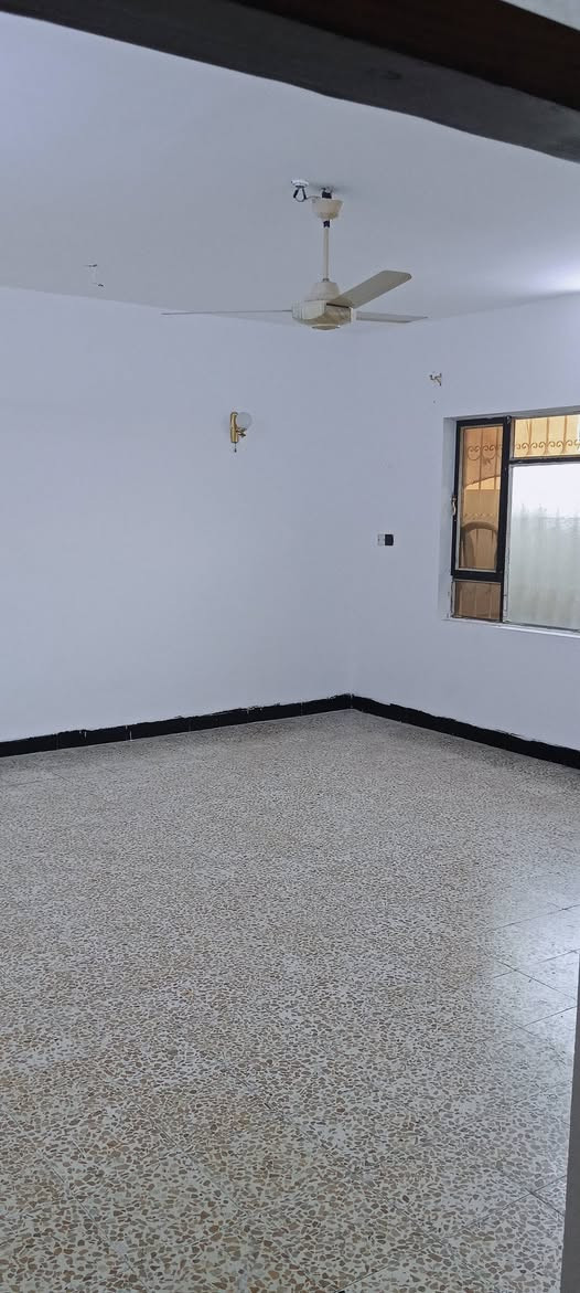 السلام عليكم طابق ثاني نظيف جدا للايجار معزول عزل كامل عن الطابق الارضي  مساحه 250 م في حي الميثاق قريب على السوق مطلوب عائله صغيره وموظف حصرا سعر الايجار 300 قفل للاستفسار اكثر الاتصال على الرقم ***********
