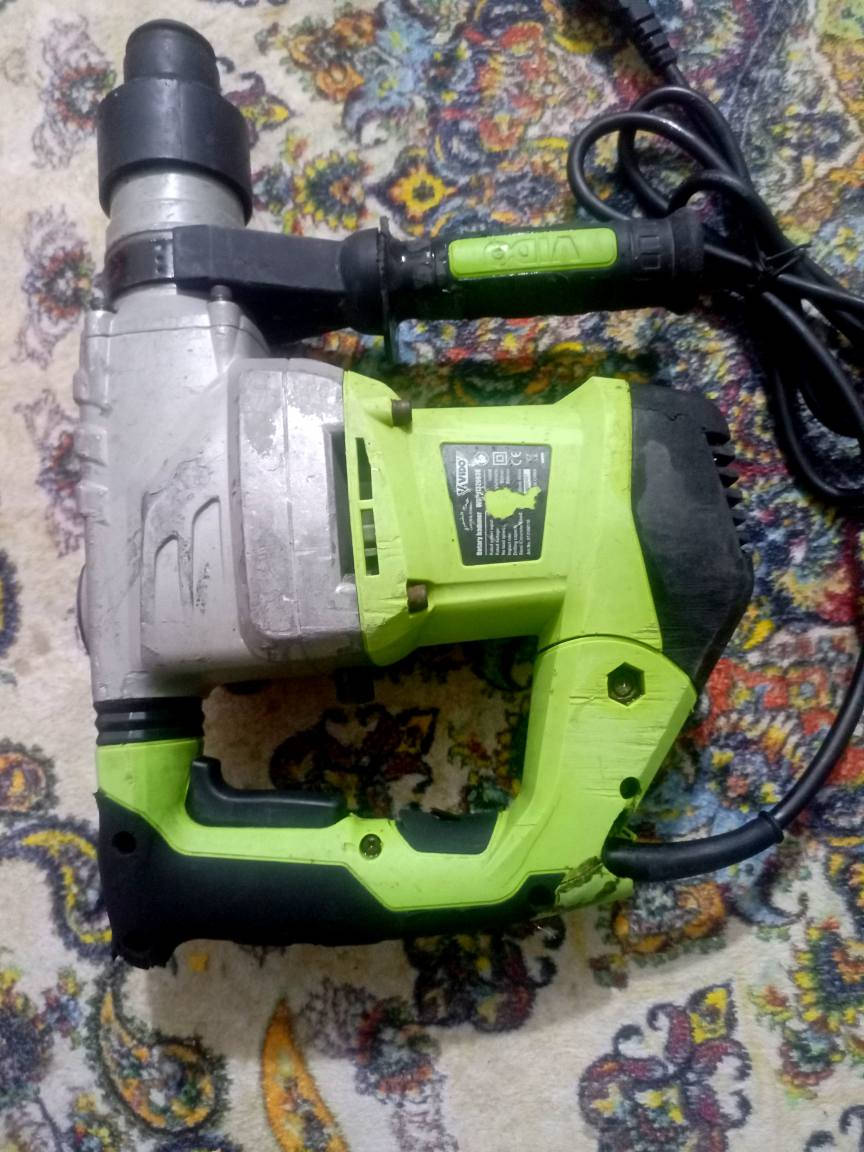سلام عليكم 

مكينة لحيم ماركة انجيكو باب اول 
نضيفة سعر 100

كوسرة ماركة انجيكو حجم 230 ملم
نضيفة سعر 50

دريل همر تكشير ماركة ڤيدو ابل كلج 
نضيف سعر 45

مكان بغداد البلديات يوجد توصيل
رقم واتساب ***********
