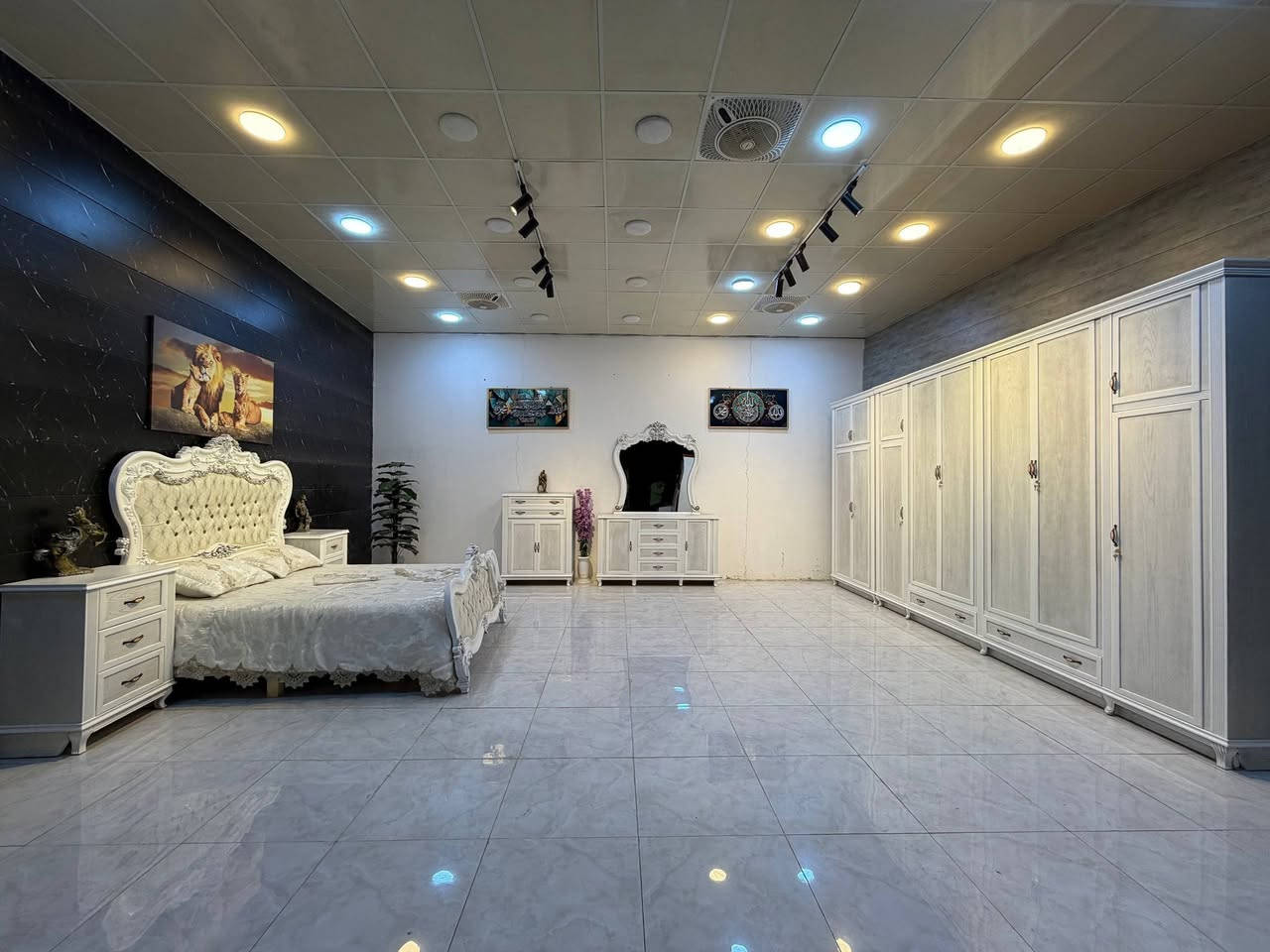 موديل (  السنديان ) اللون لون السنديان الطبيعي  

شركه المرتضى للاثاث العراقي تقدم  موديل نجاره عراقي والديكور والتصميم  مصري

ضمن وجبة الدرجة الاولى 

سعر التخفيض  3 ملايين و400  الف فقط

غرفة 6 ابواب طابقين ملحق

تتكون من 10 قطع

وجه الكنتور يكون  سنديان طبيعي 5 ملم
داخل الكنتور صاج  طبيعي 4ملم 

راس العالي والناصي زان مصري 
لف الابواب زان مصري

ظهر الكنتور جرجوبة براغي 

القاعدة الارضية للكنتور بلوك بورد

ارتفاع الكنتور مترين و63سم 

عرض الكنتور 3 مترات و50 سم

عرض الكنتور مع زاويه الملابس 4 امتار و70 سم

السرير طبقة بلوك بورد

السعر الحالي/ 3/400 الف معه  الشد  والنقل  كامل

خدمة الشد والتوصيل مجاناً لجميع محافظات العراق 

العنوان / بغداد الجديدة قرب البريد 

***********

***********
