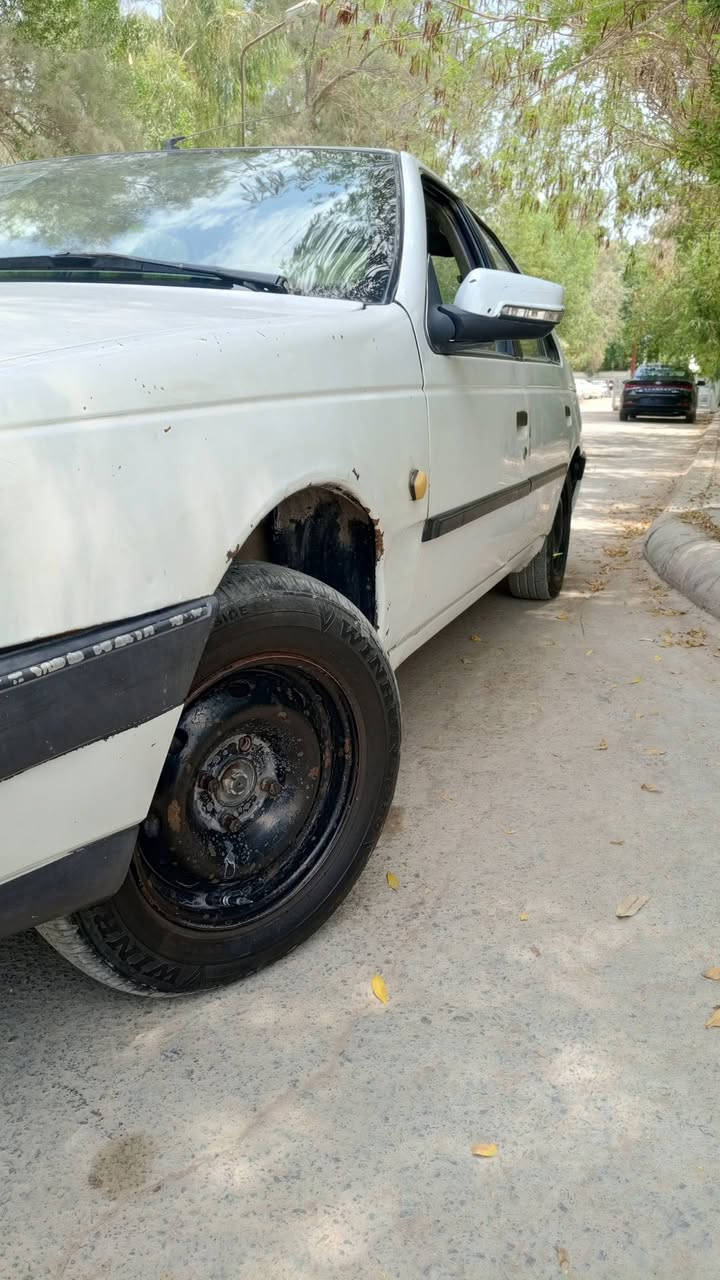 بيجو 405
بيها طخات بصيطه مكينه وكير مقدم جديد سياره بأسمي 
سعرها 31 وبيها مجال رقم الموبايل ***********

