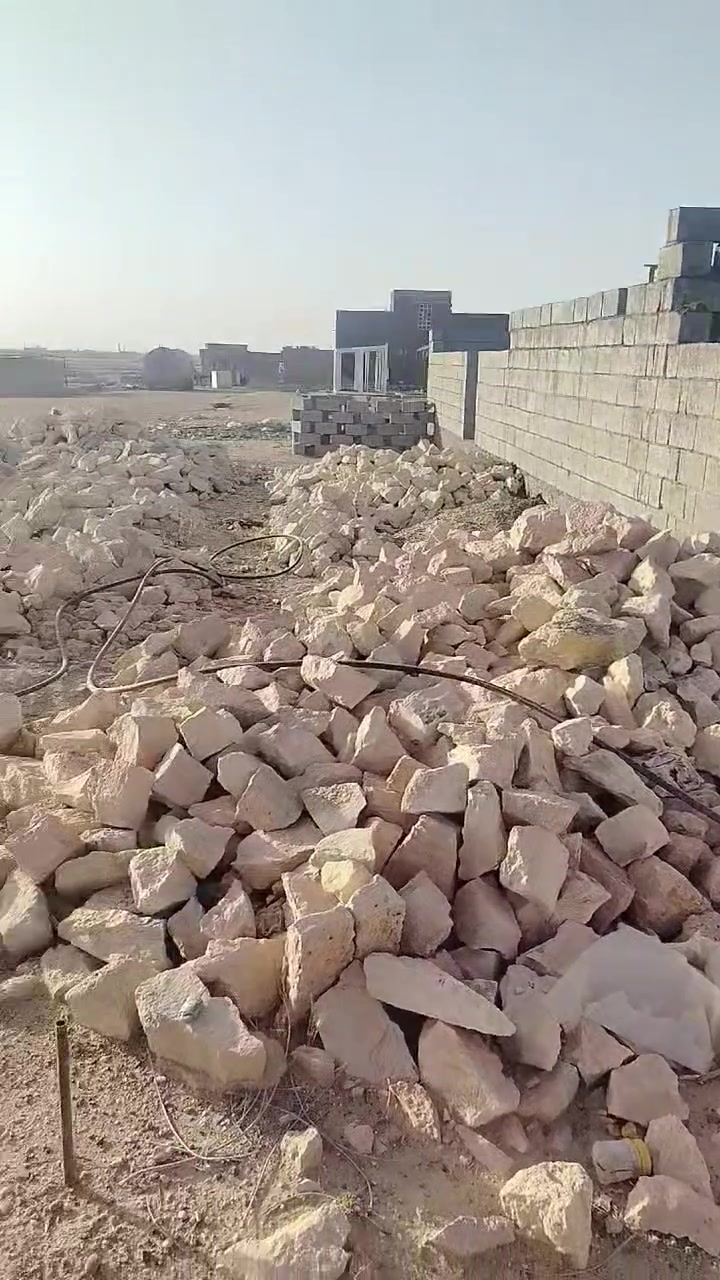سلام عليكم 
هيكل للبيع بال 18 قريب جسر البخربيط واصل مي وكهرباء السعر 15 
***********
