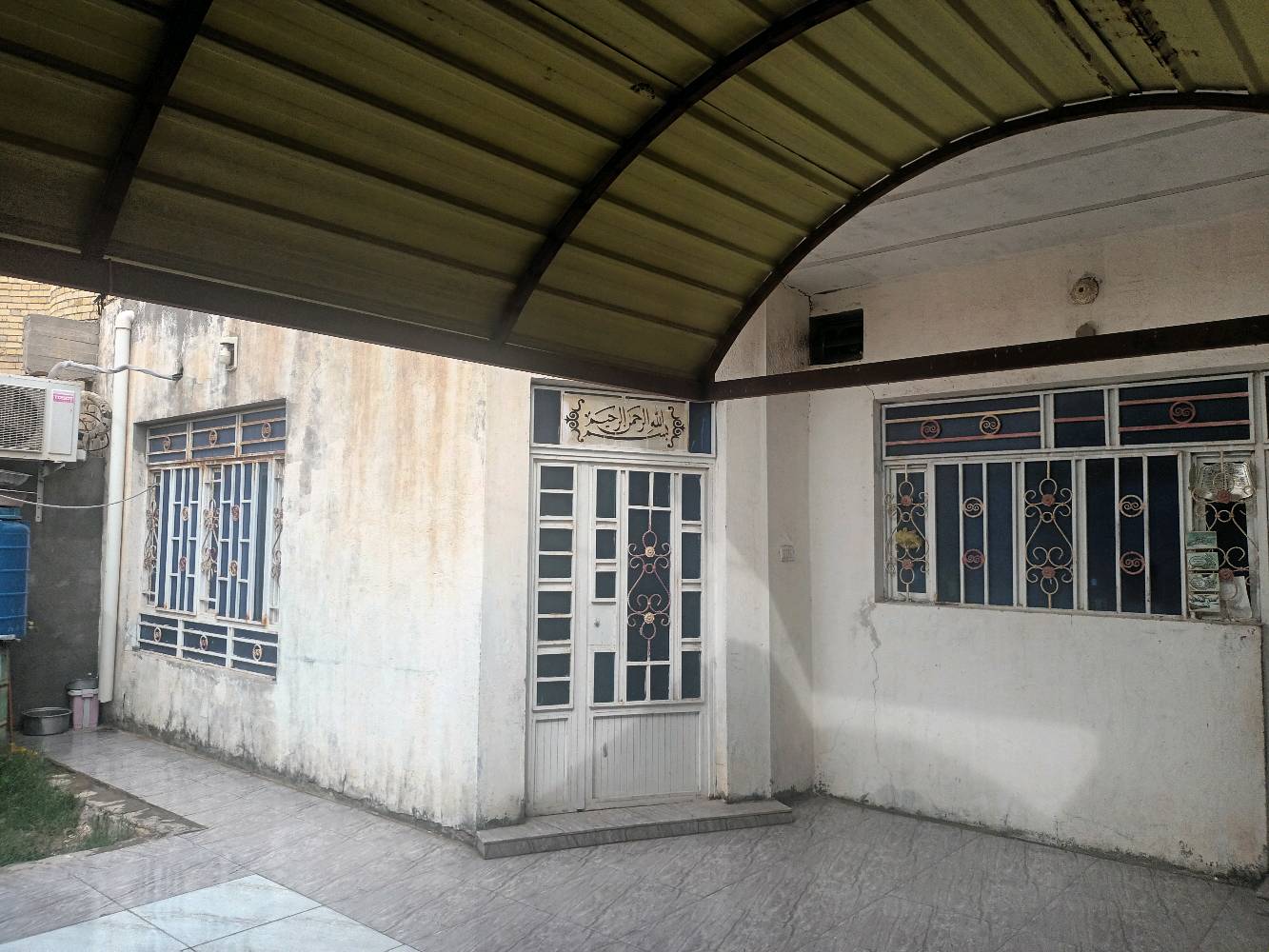بيت للبيع مساحة 200متر حي عبجية قرب اعدادية النباهة للبنين  
بناء كامل كلة طابوك والسقف عكادة غرفتين ومطبخ وصالة واستقبال وصحيات 
