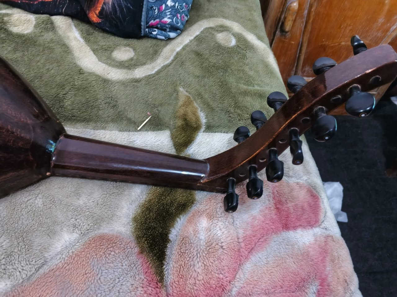 عود جديد دزاين عراقي ..
الليبل الداخلي مكتوب عود عراقي .. الصوت عالخاص.
السعر / 225 الف دينار 
مكانه بابل - المركز 
للاتصال / ***********
