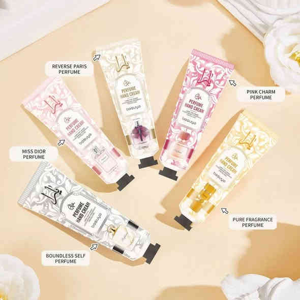 مجموعة كريمات لليدين من ماركة "يارا بوسيا" (Yara Bossia). 
تُعرف المجموعة باسم "بيرفيوم هاند كريم" (Perfume Hand Cream)، وهي مصممة للترطيب والتخلص من جفاف وخشونة اليدين.
تحتوي المجموعة على 5 عبوات بأحجام 30 جرام لكل عبوة.
تتميز الكريمات برائحة عطرية أنثوية فاخرة.
تساعد المكونات المغذية في الكريم على منح اليدين نعومة وانتعاشًا
السعر السيت بالف دينار يحتوي على 5 قطع 
العنوان الديوانيه شارع سالم مجاور مخبز الف عافيه
***********
