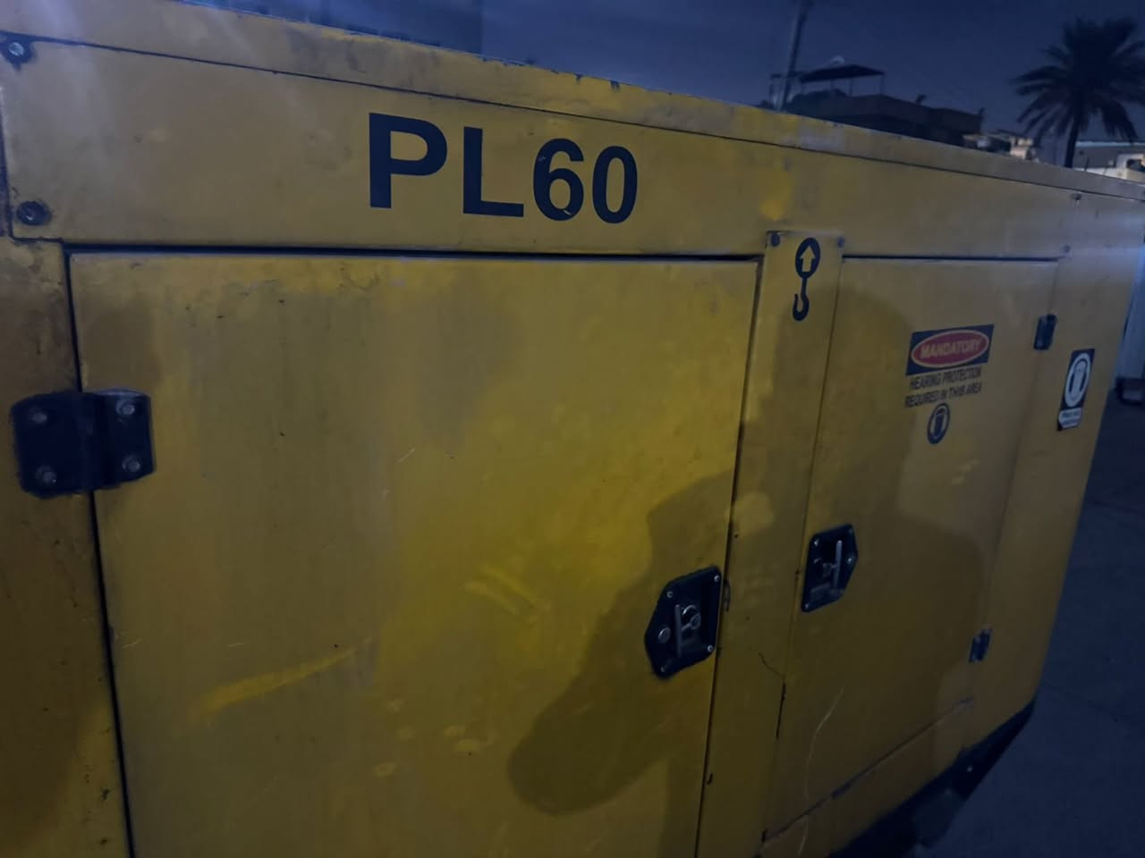 مولد الديزل بقدرة 60 كيلو واط (kW) أو 60 كيلو فولت أمبير (kVA) من شركة Cummins (كمنز)  تشير الكتابة "PL60" على جانب الوحدة إلى تصنيفها. 
مواصفات مولد Cummins PL60
يأتي هذا المولد ضمن سلسلة منتجات "الطاقة المتنقلة الوعرة" (Rugged Mobile Power) من Cummins ويتميز بعدة مواصفات: 
الطاقة المقدرة: 60 كيلو واط (kW) عند 60 هرتز، أو 62.5 كيلو فولت أمبير (kVA) عند 50 هرتز.
نوع الوقود: يعمل عادة بوقود الديزل.
المحرك: يتميز بمحرك ديزل صناعي رباعي الأشواط متين وفعال في استهلاك الوقود.
الميزات:
يحتوي على نظام تحكم متقدم يوفر تنظيمًا دقيقًا للتردد والجهد.
مزود بكاتم صوت (sound attenuated) لتقليل مستوى الضوضاء.
مصمم للعمل في الظروف البيئية القاسية، مع نظام تبريد مصمم لدرجات حرارة محيطة عالية.
يحتوي على لوحة توزيع مع قواطع دوائر للحماية من الحمل الزائد.
تتوفر خيارات متعددة للجهد عبر مفتاح اختيار الجهد. 
يتم استخدام هذه المولدات لتطبيقات الطاقة الاحتياطية (standby power) والطاقة الأساسية (prime power) في مختلف البيئات الصناعية والتجارية.الاستفسار ***********بي واتساب
