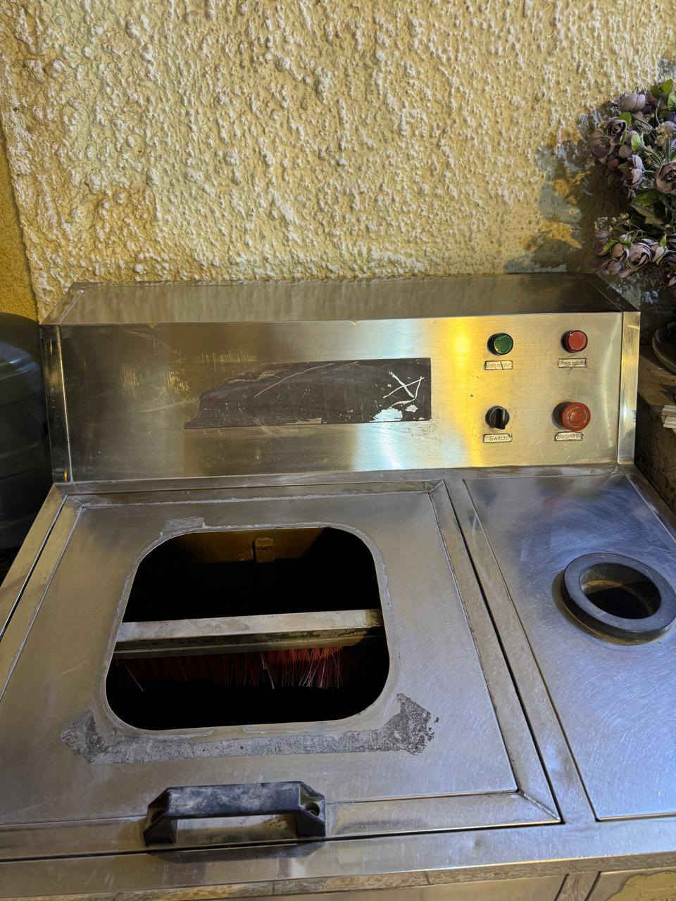 السلام عليكم
غسالة دبات شغالة و نظيفة 

دبل ماطور عايزه بس فرج 
و جامة الباب 
سعر الجديدة بمليون دينار 
اني عارضها ب 650 الف بيها مجال
العنوان بالنجف 
***********
