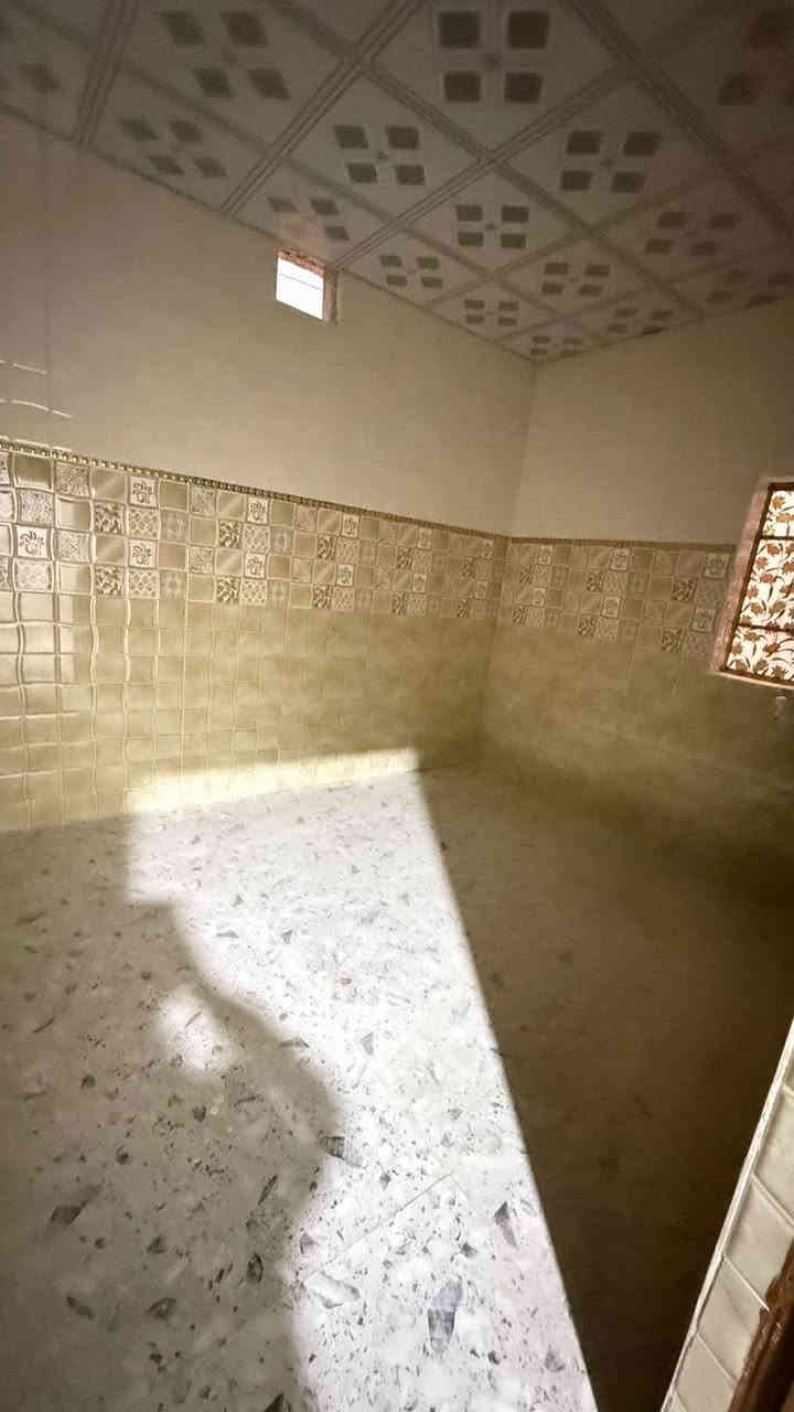 اسعد الله اوقاتكم بكل خير 

دار سكن للبيع 
مساحه البيت 
150 البيت ركن 
الموقع البصرة أبو الخصيب شارع ابو كوصره
 البيت يحتوي 🟩
2 غرف نوم 
صاله
ديوان 
مطبخ
صحيات داخلي وخارجي 🟥 
نوع العقار طابو زراعي عراقي  
سعر البيت  62 مليون وبي مجال ***********
