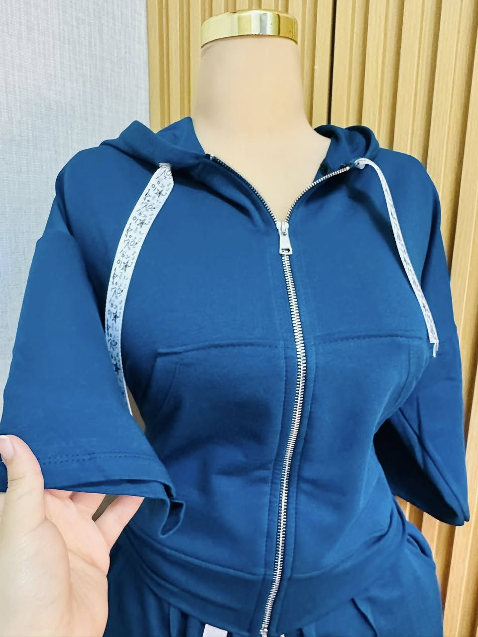 #سوتات نسائي + محير ✨🫡
خامه تركي فانيله قطني 😌
قياسات s_m_l_xl_xxl 

🫡⤵️

للحجز والاستفسار يرجى مراسله الصفحه
رقم هاتف واتساب ***********
توصيل بسماية 1000
بغداد 5000
محافضات 6000
يوجد دفع عن طريق الماستر كارد ✅💵
