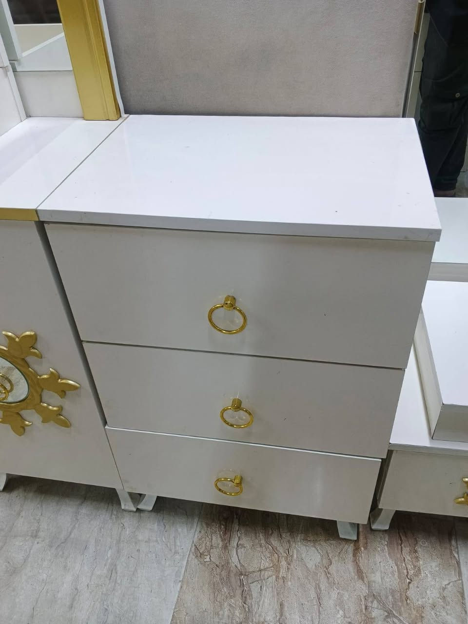 غرفه نوم اخو الجديد ملكي ٧ قطع سعر، ٥٠٠ بيها مجال شراي تعال خاص عنوان كركوك يوجد كادر شده ونقل تدللون علينه

العنده غراض للبيع راسلوني *********** او اتصال ع رقم
