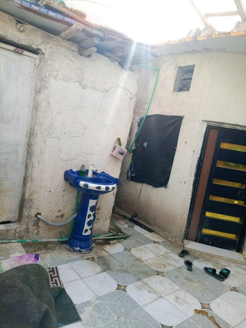 سلام عليكم بيت تجاوز في القبله حي لمهندسين شارع للمقيمين قريب عل تبليط يتكون غرفه وهول ديوانيه مطبخ طارمه صيحات لسقف سندويج ماعليك اي ازاله أو تبليغ لسعر 13وبي مجال ***********
