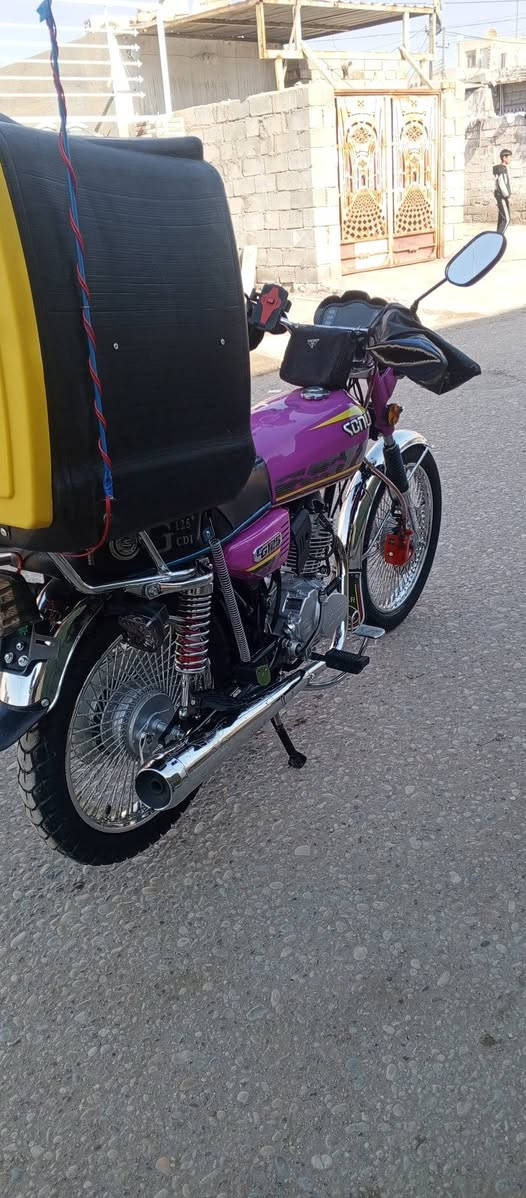 سلام عليكم دراجه للبيع موديل 25 اوراق سكنر الدراجه شتغلت بيه نص يوم الله شاهد  الدراجه كامله من كلشي ابيع كله هيه وغراضه صالنصه كاتم الصوت حلوه السعر 900 بيه مجال حك الجيه هاي التفاصيل الشراي يتفضل ‏‪***********‬‏
