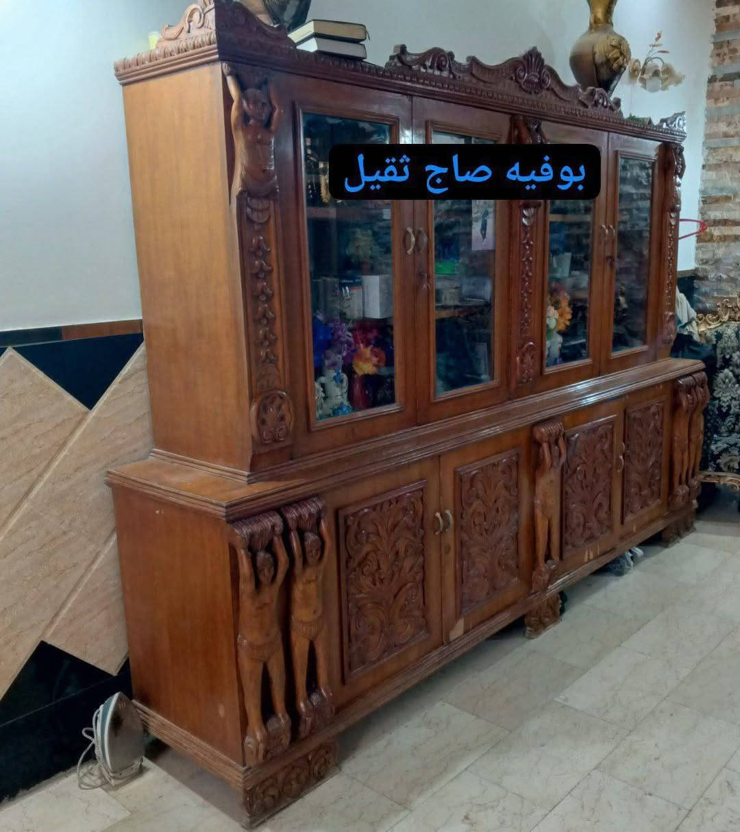 للبيع بوفيه خشب أصلي قديمة تراثية وثقيلة جدًا، مصنوعة من الخشب الطبيعي المحفور يدويًا، تتميز بتصاميم فنية وزخارف مميزة تعكس الأصالة والفخامة.
✔️ صناعة قديمة متينة تتحمل الاستخدام الطويل.
✔️ تحتوي على خزائن وأبواب زجاجية لحفظ الصحون أو التحف.
✔️ قطعة ديكور مميزة تصلح للبيوت الكلاسيكية أو لمحبي الأثاث العتيق.

📍 الحالة: مستعملة لكن بحالة جيدة جدًا بالنسبة لعمرها.
⚖️ وزنها ثقيل جدًا مما يدل على جودة الخشب.
٤ م  الطول

 ١ م   العرض

السعر 250 الف

العنوان نجف كوفه حي كندة

لايوجد توصيل 
للحجز والاستفسار مراسله الصفحه الرئيسيه النا


**إذا كنت صاحب هذا الإعلان وتريد حذفه لأي سبب، رجاءا أرسل رسالة إلى الدعم الفني**