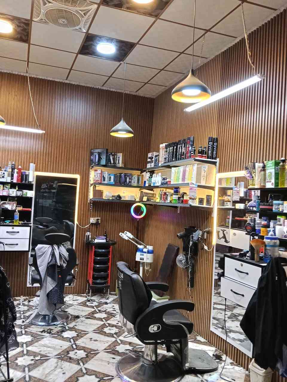 متاح لل بيع محل مع ايجار 6 اشهر حلاقة كمل وياه ديكور سعر خاص اتصال محل كمل رقم تلفون ***********
