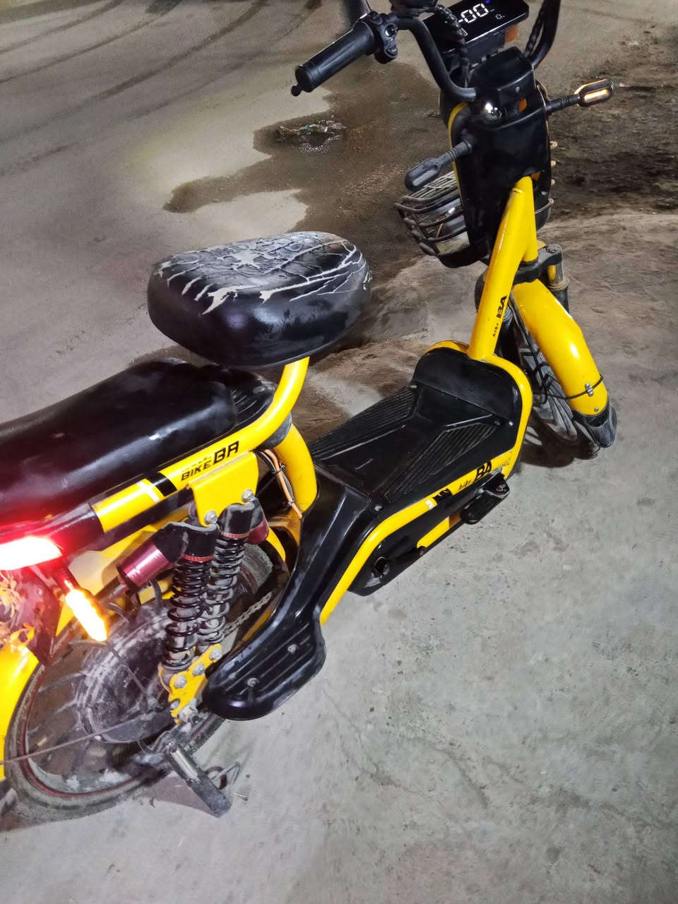 مكلف بل النشر
دراجه شحن للبيع دراجه نضيفه بطارية نص ونص الماشه الاماميه بيه عواج قليل والدبل الامامي واكف بس كهربائيّة كله شغاله سعر250وبيه مجال مكاني بغداد الحرية 
***********
