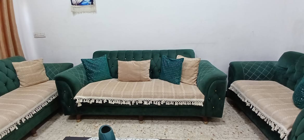 تخم قنفات ١٠ مقاعد
سعره ٦٠٠ الف والسعر قابل للتفاوض 
للإستفسار التواصل على الواتساب 
***********
