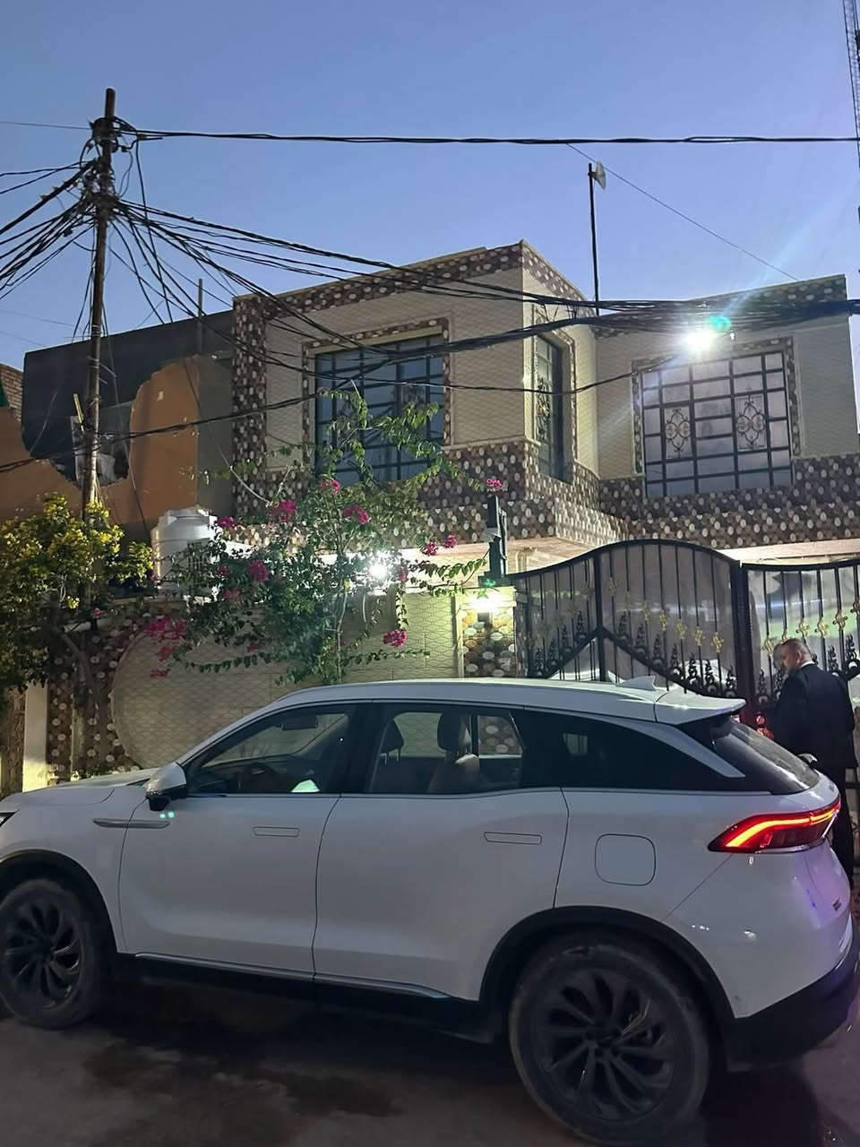 بيت في شارع المطار قرب جوهرة العرب قريب ع الشارع والشارع الي بصفه كله تبليط
مساحته160م يحتوي عله استقبال وصاله ومطبخ حار وبارد وغرفتين جوه وحديقه واسعه والطابق الثاني سويت كامل صاله وغرفه مساحته7x4 
وحمام البيت كله سقف ثانوي وسيراميك وكاشي بورسلين
*********** واتساب فقط 
***********
