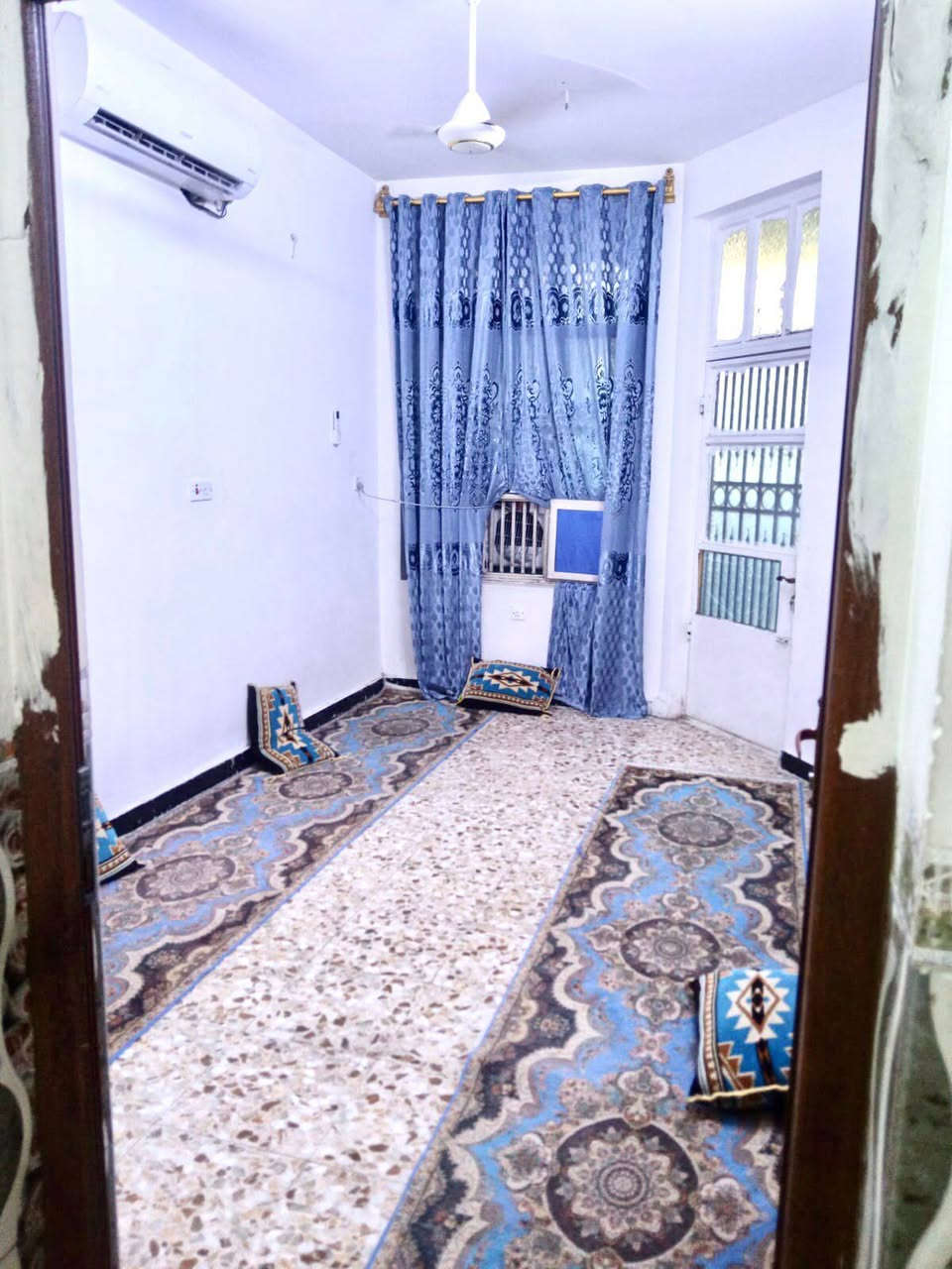 السلام عليكم بيت للبيع 100متر بناء حديث يحتوي على دارين مفصولات دار طابق اول ودار طابق ثاني وسطح  الطابق الاول 1( كراج وخدمات +اسقبال مفصول+ صاله ومطبخ +حمام+غرفه)
الطابق الثاني2(بلكونه+استقبال+صالة ومطبخ+حمام+تواليت+غرفه)في الاورفلي ثاني استداره جهة العماره البرتقاليه فرع ازياء صادق الحسيناوي واجة 4 نزال 25 البيت طابو صرف  للأستفسار ***********
