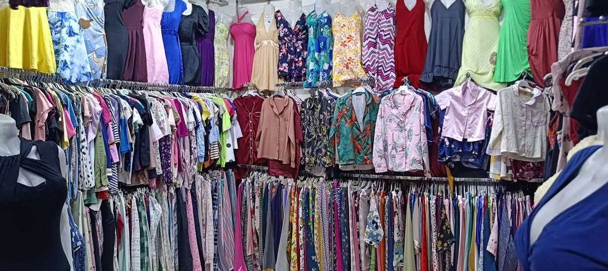 عروضات جديدة وبضاعة جديده وأسعار مناسبة جداً 🔥 
من مجمع أشرف العبيدي للباله الاوربي رجالي ونسائي واطفال عروضات يوم الأربعاء فستان 👗 نسائي ومحير 
تيشرت نسائي 👚 تراكسود نسائي ستن بنطرون 👖 نسائي 
سعر القطعة ب 👈1000دينار الف دينار فقط يابلاش 🏃 
عنوان المجمع سوق الميثاق مجاور خياط البزاز قبل نهاية السوق للاستفسارالاتصال على الرقم ***********📞 أو على الوات ساب 📱🌹 وأهلا وسهلا بزبائننا الكرام 🌷🌹 
                  👈حجز وتوصيل لايوجد
