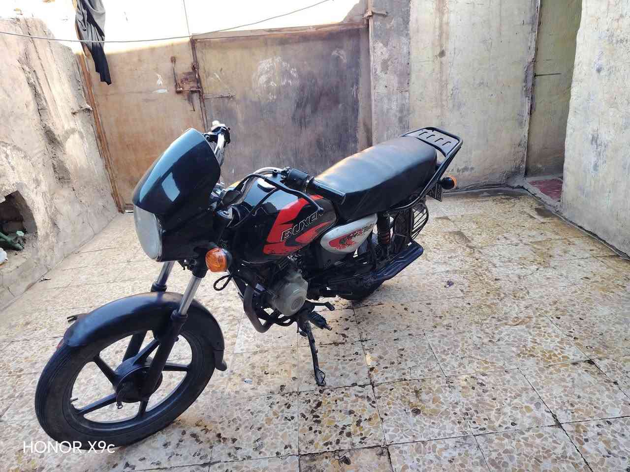 سلام عليكم عندي دراجه بوكسر موديل 2020 رقم وسنويه رقم نكليزي البيع السعر 1300 وبيها مجال مستعجل الون اسود نضيفه كلاسيكي  @ الرقم التصال واتساب او رصيد *********** العنوان كربلاء
