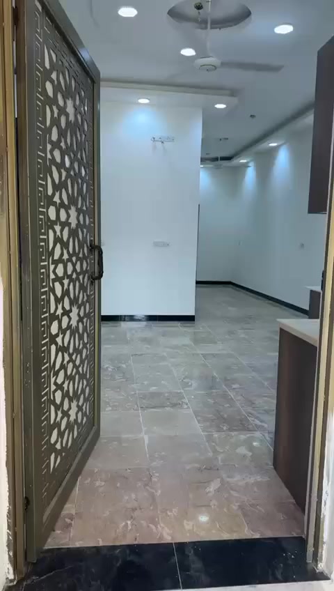 شقه للايجار 
ارضيه 
موثث الحكيمة رديني موثث 
غرفتين وصاله ومطبخ وصحيات يجاره قفل 650 شامل جور الماي والكهرباء 
عائله وموضفين
عقارات امير 
***********
