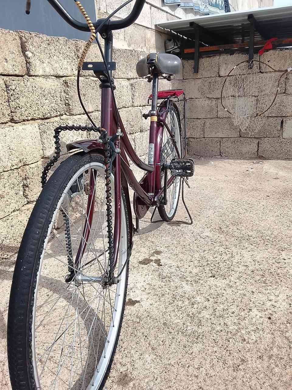 سلام عليكم بايسكل للبيع نضافه فول ما تصرف علي دينار مكان موصل جانب اليسر رشيديه سعر 85وبي مجال ***********
