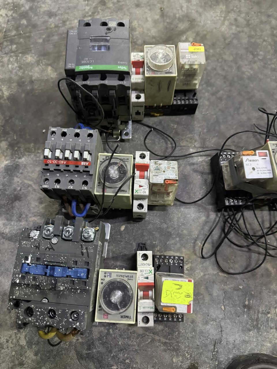 غراض اوتو للبيع كامل حمل ١٣٠٠ يتحمل
قواطع عدد ٣  
***********
