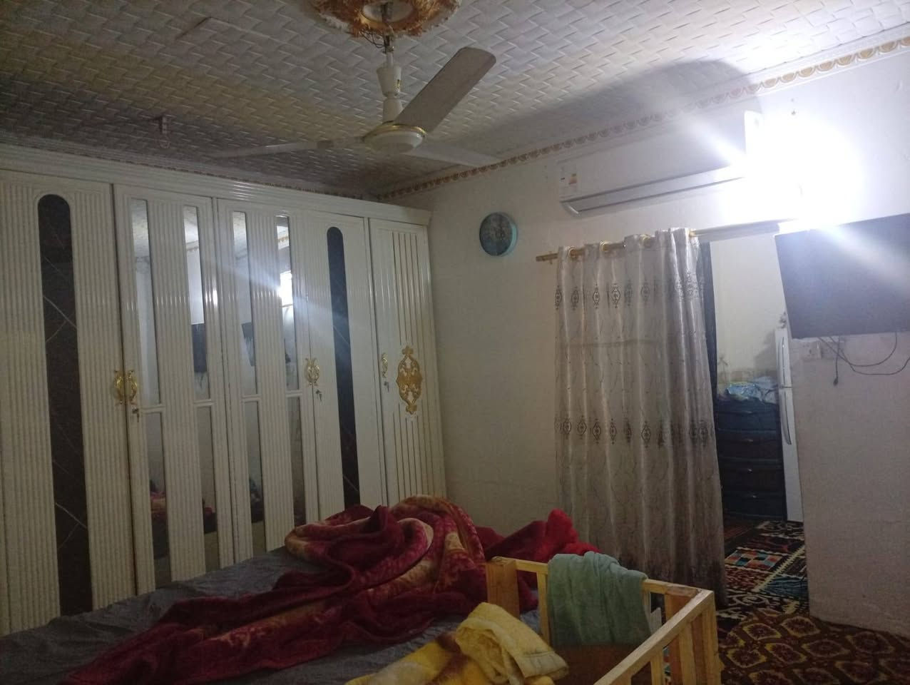 يا الله السلام عليكم دار للبيع المساحه الكليه للدار 300 متر موقع الدار الجزائر يبعد  الشارع العام 50 متر مقابيل مستشفى مرجان يحتوي الدار على ست غرف نوم وهول واستقبال ومطبخ وللعلم الدار طابقين
للاستفسار الاتصال ***********
