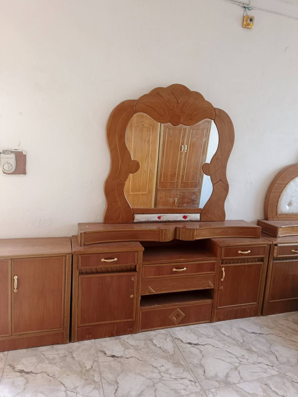 سلام عليكم كاونتر مترين ونص فقط كاونتر +مجمده ب ١٥٠ الف شرط التجميد +ثلاجه ب ٢٠٠ وبيهامجال +غرفه جديده صار شهرين من اشتريناها بعتها لوك #بمليون_و٢٥٠ الشراي يجي خاص او يتصل ***********
