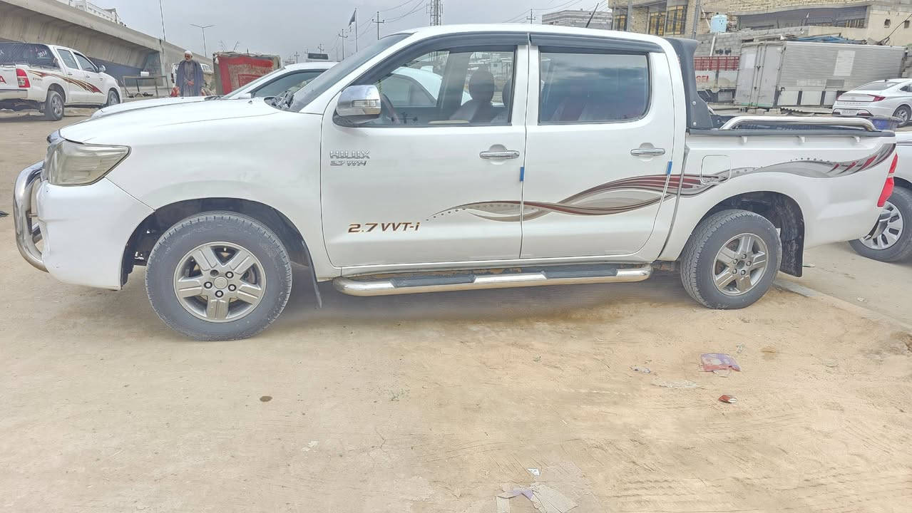 السلام عليكم هاي لوكس للبيع مكفوله مكينه تصرف بسمي رقم مثنى انكليزي مكان السياره بصره 
معروضه 180
رقم الهاتف ***********
