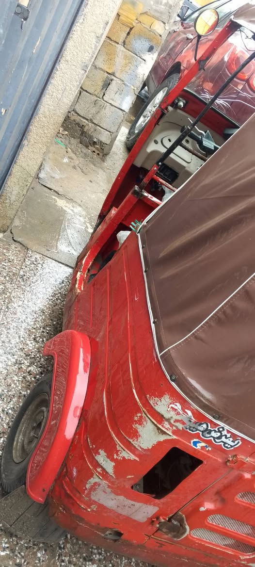 اسلام عليكم تك توك باجاج موديل 17 توك توك جاهزه كبل للشارع كهربائياتها كلها شغاله مكينه جديده  بلاديه ما مصبوغه عنوان بغداد البياع *********** سعر 3 و 200 وبيها مجال بسيط اوراق اصوليه المصطفى كاملات
