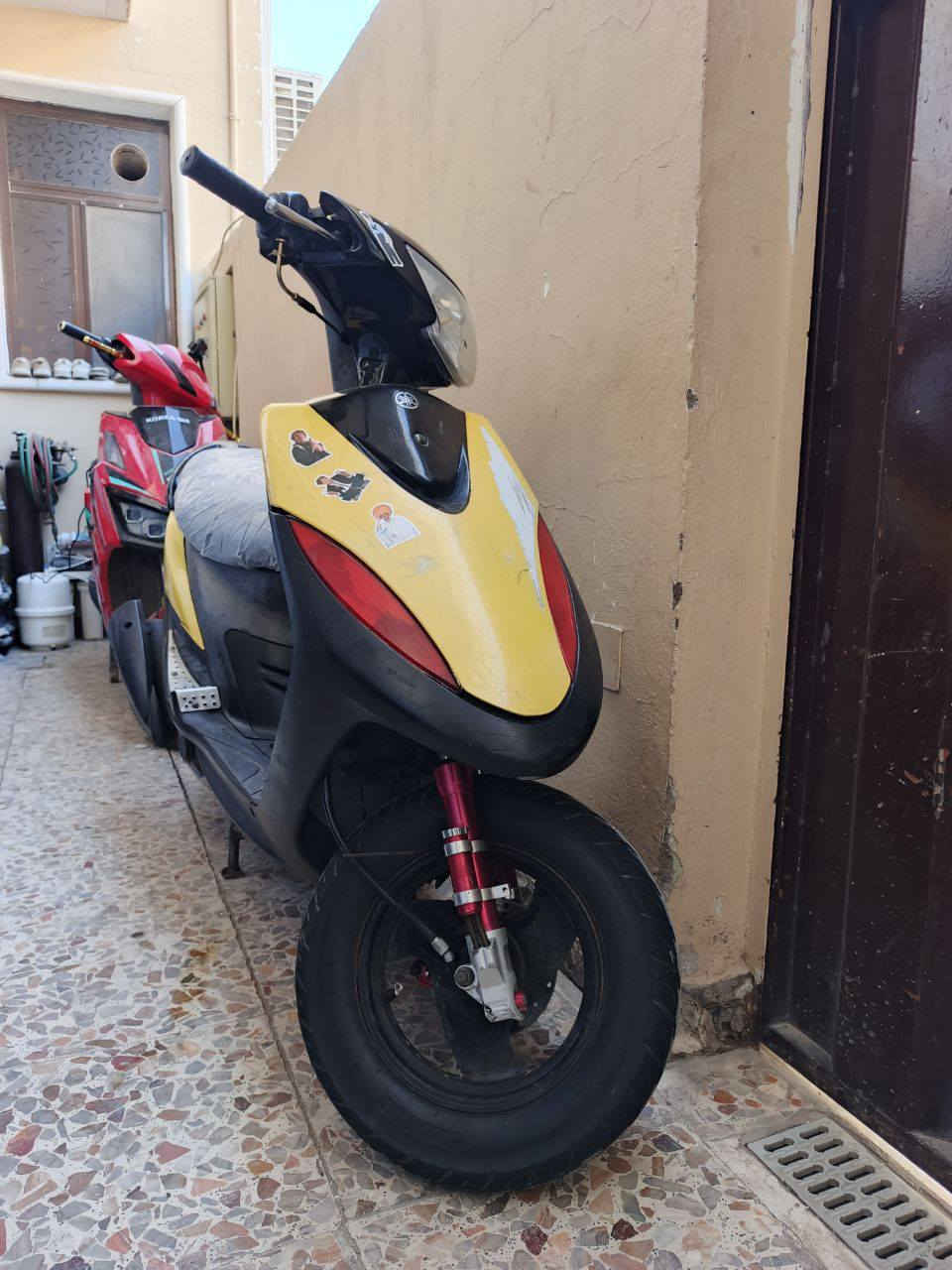 سلام عليكم
دراجة ماكس عدلة للبيع فقط
اصولية مع اوراق و منفيس
دراجة نگرة بكل وقت مع هندر واحد.
گفرات مع سوادات ختم واحد 
لون ليموني مميز 
كابريتر مع سلف مبدلات تايواني
مكينة مفتوحة بس ناعمة جدآ 
ما تسمع الها صوت و لا طگطگة 
ستان صفح مع تعليگ
ويل امامي رياضي
قطرة دهن رياضي
صالنصة رياضي
ويل مشيف رياضي
فلتر بانزين رياضي
فلتر شوتة رياضي 
عداد السرعة واكف
عداد البانزين شغال
كشن مغلف 
لايت زنون ابيض اصفر 
كلوبات سكن 
اشاير شغالة
بريكات شغالة 
كهربائيات شغالة كاملة
نضافة 95%  
ادير بانزين محسن فقط 
و باقي الدراجة مرتب و مكفول
مو تلزيگ و تنام عد الفيتر 
اخوان سعر الدراجة مع التزويد 650 قفل قفل قفل. 
سعر الدراجة بدون تزويد بلاديه 575 قفل قفل قفل. 
واتساب ***********
مكاني بغداد الجديدة في شارع المسبح.
