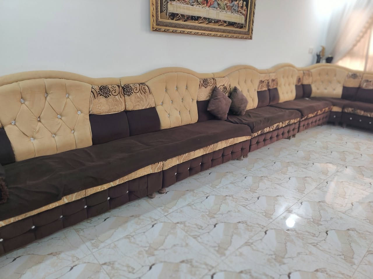 ديوان مستعمل للبيع طوله ٢٢ متر بيه ٣ تكوات وزاويتين ونظافة ٧٠ بلميه شغل موصل سعره ٨٥٠ الف للاستفسار ***********
